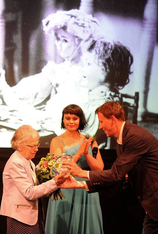 V Třeboni začal 5. května Anifilm, mezinárodní festival animovaných filmů. Na snímku uprostřed Vlasta Pospíšilová, animátorka a režisérka, která na Anifilmu převzala cenu za celoživotní dílo. Vpravo ředitel festivalu Tomáš Rychecký.