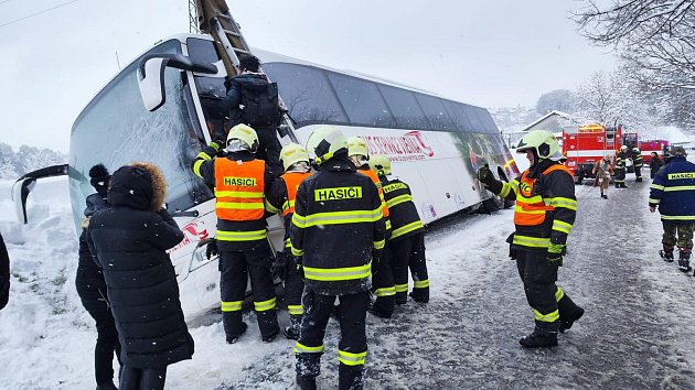 Autobus plný Japonců skončil ve stoce. Museli se z něj vyšplhat okýnkem u řidiče