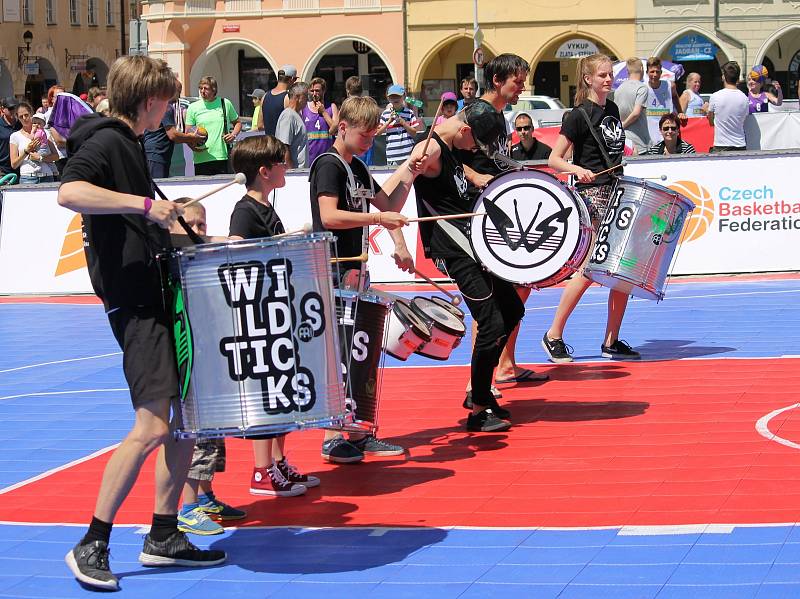 České Budějovice - Sobota 10. června patří na náměstí Přemysla Otakara II. v Českých Budějovicích basketbalu. Po roce tam dorazila Chance 3x3 Tour. U Samsona vyrostly čtyři kurty s mobilními koši.