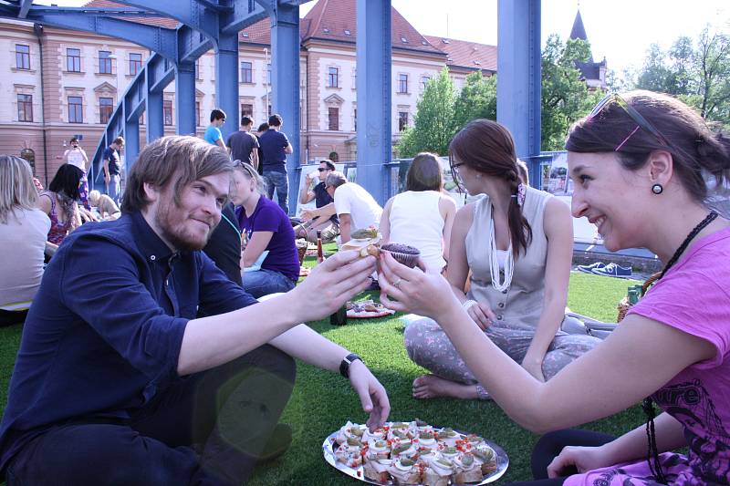 Piknik na Zlatém mostě.