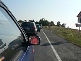Semafory regulovaly ještě nedávno dopravu u Zvěrkovic. Teď už tu nová silnice čeká jen na doplnění krajnic a středové čáry. 
