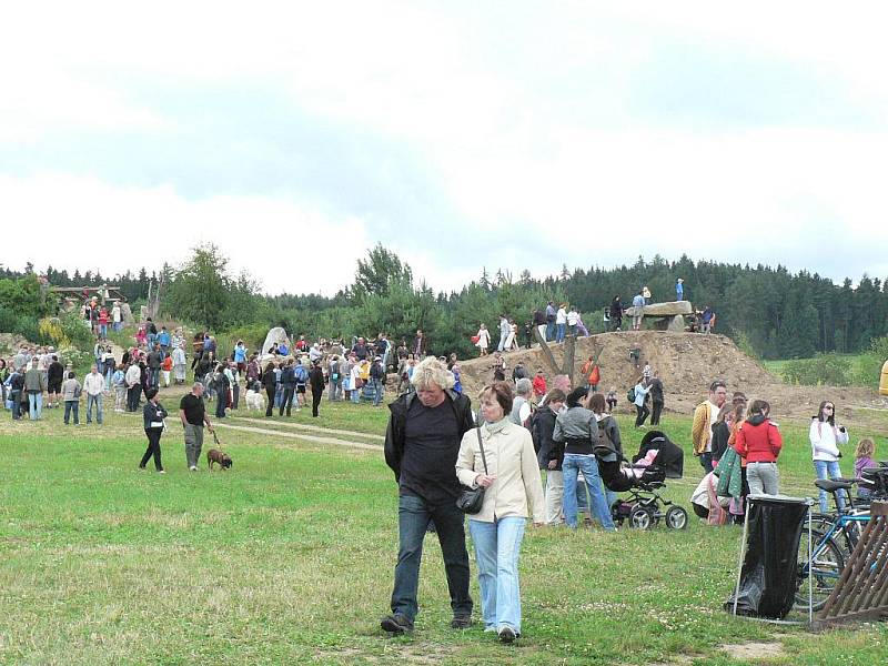 V areálu u Holašovic  vznikla napodobenina dolmenu. Akci provázela slavnost.