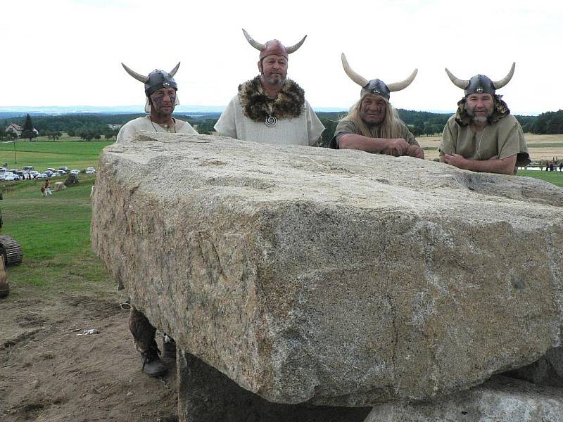 V areálu u Holašovic  vznikla napodobenina dolmenu. Akci provázela slavnost.
