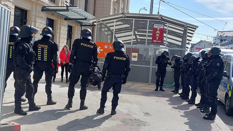 Fanoušky Baníku přivítala v Budějovicích na nádraží policie.