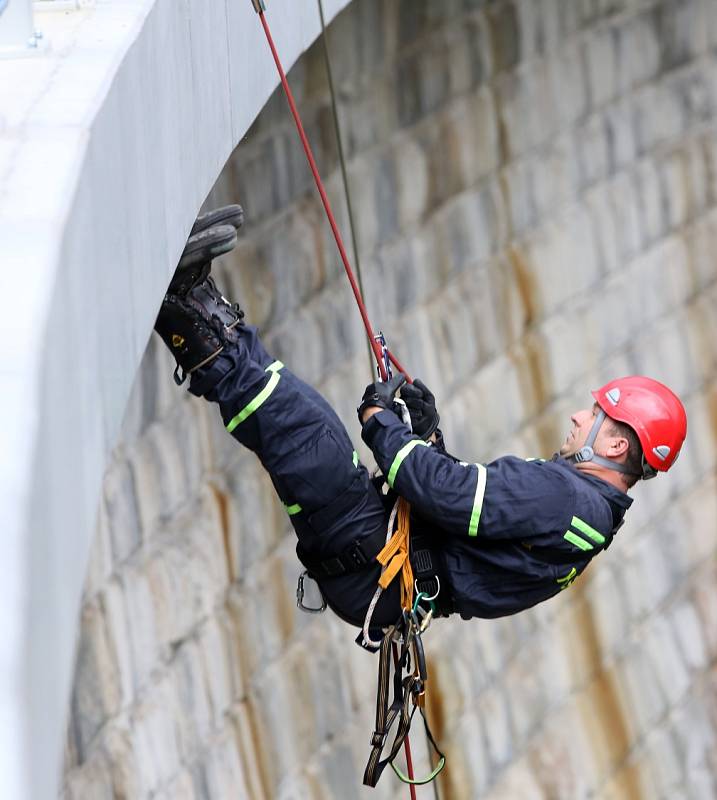 Lezecké cvičení hasičů na Husinecké přehradě