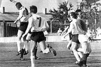 Jindřich Novák se raduje z jednoho z deseti gólů, které v divizním derby v roce 1967 fotbalisté Dynama v S. Vrbném nastříleli tamní Lokomotivě.