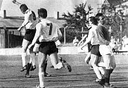 Jindřich Novák se raduje z jednoho z deseti gólů, které v divizním derby v roce 1967 fotbalisté Dynama v S. Vrbném nastříleli tamní Lokomotivě.