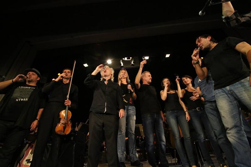 Rocková skupina Keks a Jihočeská filharmonie zahrály společně 22. října v českobudějovickém DK Metropol. Na snímku křest společného 2 CD a 2 DVD.