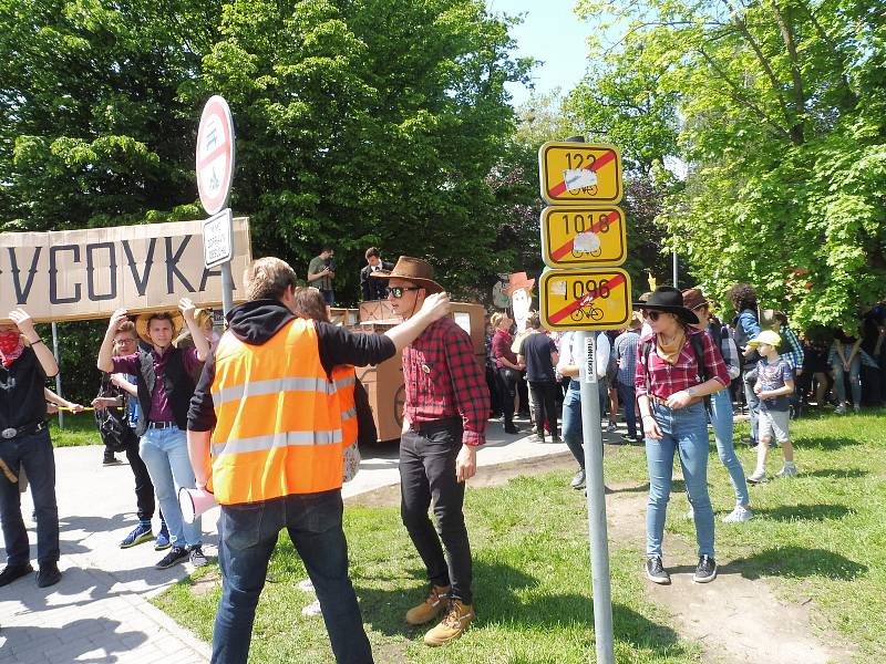 Budějovický majáles vyvrcholil v pátek 24. května tradičním průvodem městem. Studenti ze 17 škol prošli ulicemi centra v maskách. Dav mířil na Sokolský ostrov, kde program pokračoval volbou Krále majálesu. Navečer se zde tradičně koná hudební program.