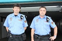 Seniorovi v nesnázích zachránili život budějovičtí strážníci Miloš Kozák (vlevo) a Milan Rotbauer.