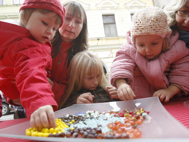 Gravírování, rytí  a malování na sklo či vytváření šperků ze skleněných korálků si vyzkoušelo na tři stovky dětí.