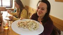 Slovenská kuchyně v českobudějovických Masných krámech. Na snímku je slečna Tereza, která si pochutnává na haluškách.