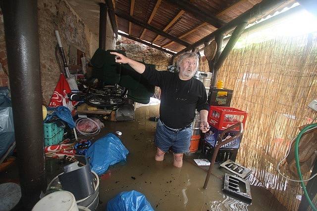 Umělecký knihař a výtvarník Ladislav Hodný se ze svého domu na břehu Vltavy v Týně nad Vltavou odmítl evakuovat,přestože má na dvoře,v domě a v restauraci více než metr vody.