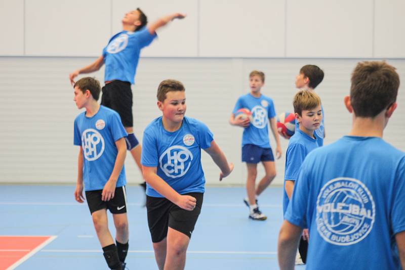 V nové tělocvičně jsou dvě volejbalová hřiště, jedno hřiště na basket a osm šaten.