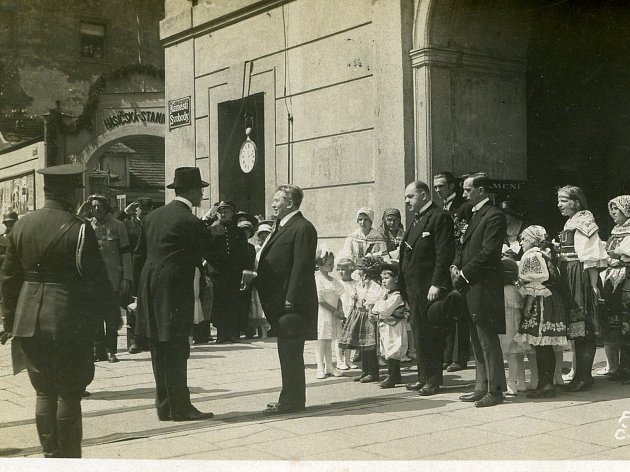 Snímek zachycuje uvítání prezidenta Tomáše Garrigua Masaryka před českobudějovickou radnicí v roce 1924.