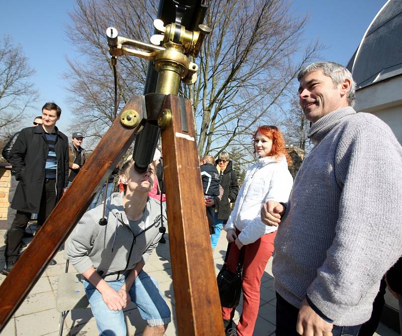 V pátek dopoledne sledovaly celé Budějovice částečné zatmění Slunce.