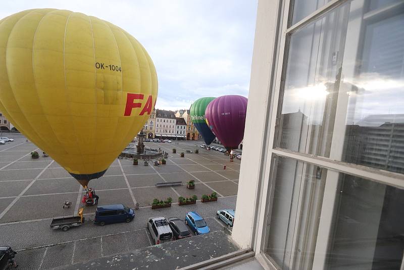 Čtyři horkovzdušné balony vzlétly ve čtvrtek v ranních hodinách z českobudějovického náměstí Přemysla Otakara II.