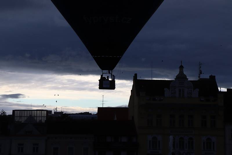 Čtyři horkovzdušné balony vzlétly ve čtvrtek v ranních hodinách z českobudějovického náměstí Přemysla Otakara II.