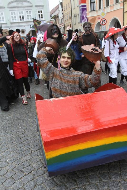 Více než tři tisíce studentů českobudějovických středních a vysokých škol v pátek prošly centrem města.