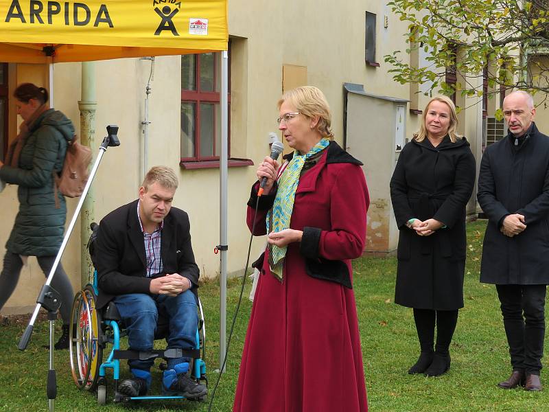 Arpida+ campus životních příležitostí může už za dva roky pomáhat dospělým lidem s tělesným a kombinovaným postižením .8. listopadu se symbolicky klepalo na základní kámen.