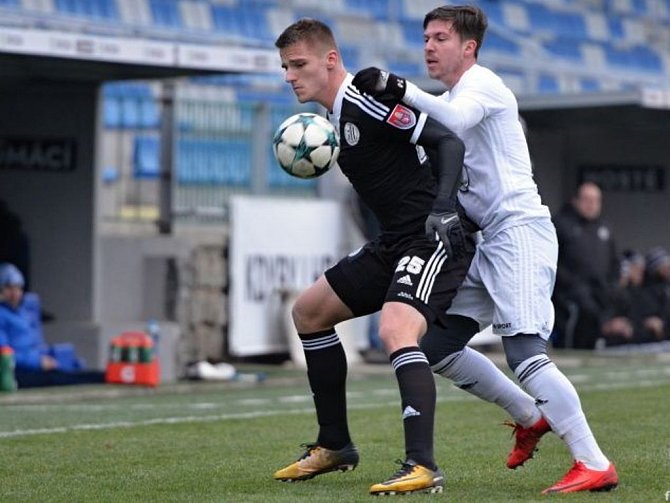 Lazara Sajčiče v zápase Dynama v Mladé Boleslavi atakuje domácí Přikryl.