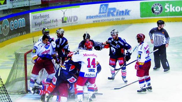 Před brankou Jakuba Kováře z HC Mountfield se strhla v utkání s Berlínem šarvátka, ve které hráli prim Tomáš Frolo (bez přilby) a Lukáš Poživil (č. 14), vpravo je David Kuchejda. 