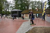 Slavnostní otevření skateparku ve Strakonicích ocenili i jezdci na freestylových koloběžkách.