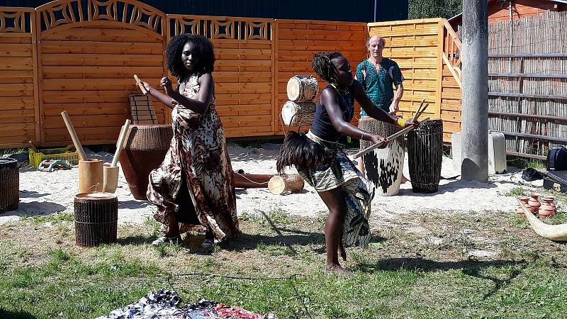 V neděli 8. srpna se rozezní bubny a zpěv africké skupiny Uganda Dancers Band.