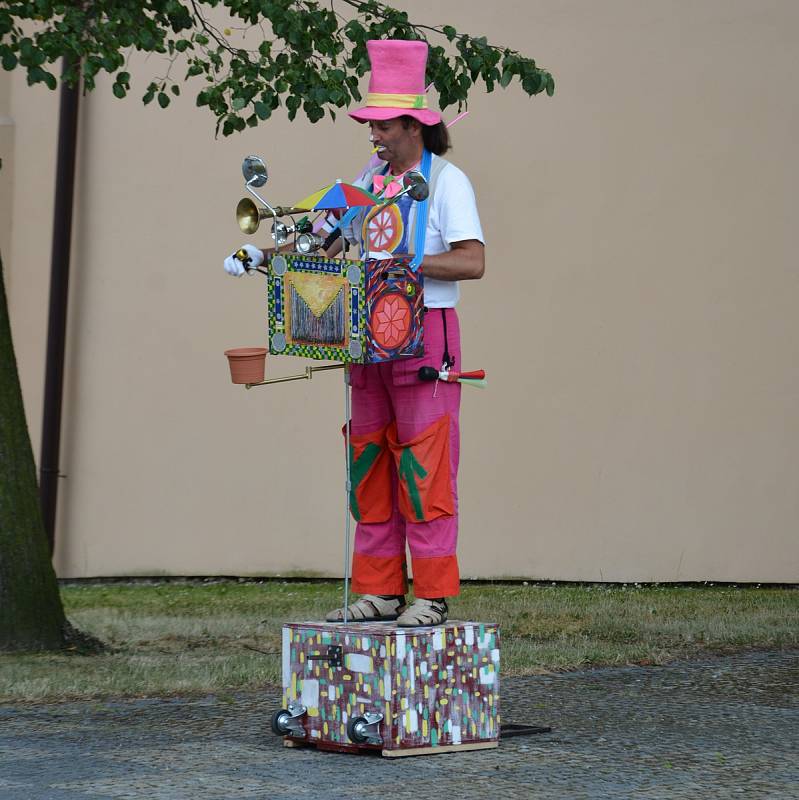 Ve středu hráli v Týně nad Vltavou v ulicích místní muzikanti.