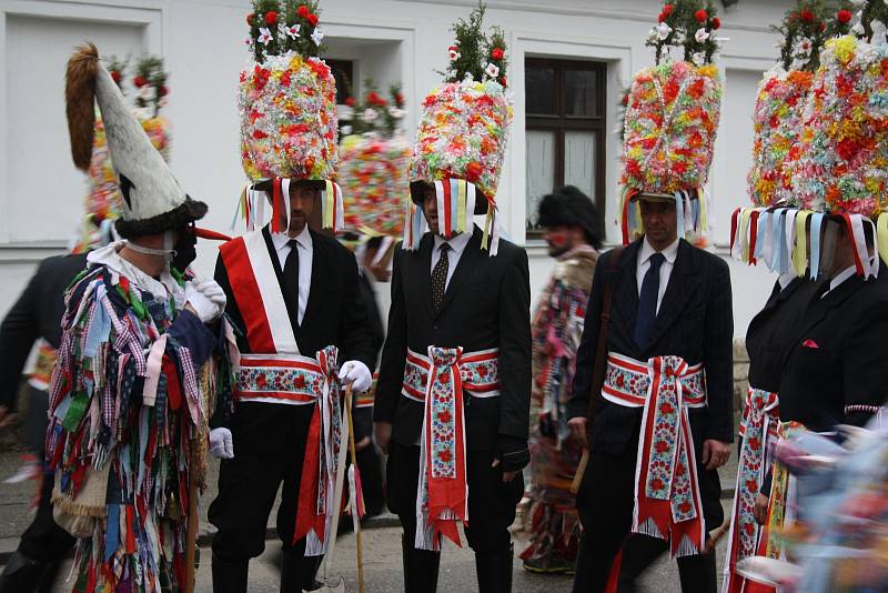 Na tradiční růžičkovou koledu se v sobotu vydali mladí muži v Ločenicích. Masopust zde má dlouhou tradici.