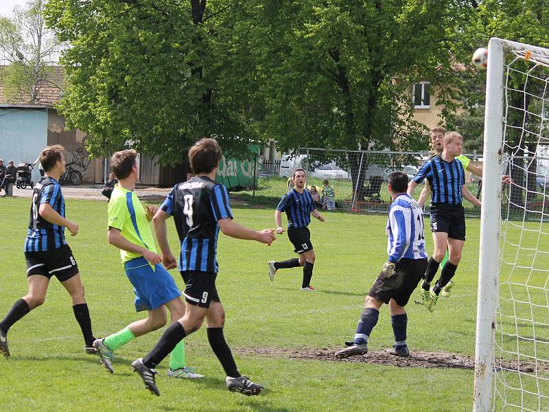 Fotbalisté Nemanic prohrávali doma s Velešínem 0:2 a 1:3 a gólem v závěru stihli už je snížit: v I.A Nemanice - Velešín 2:3 (0:1).