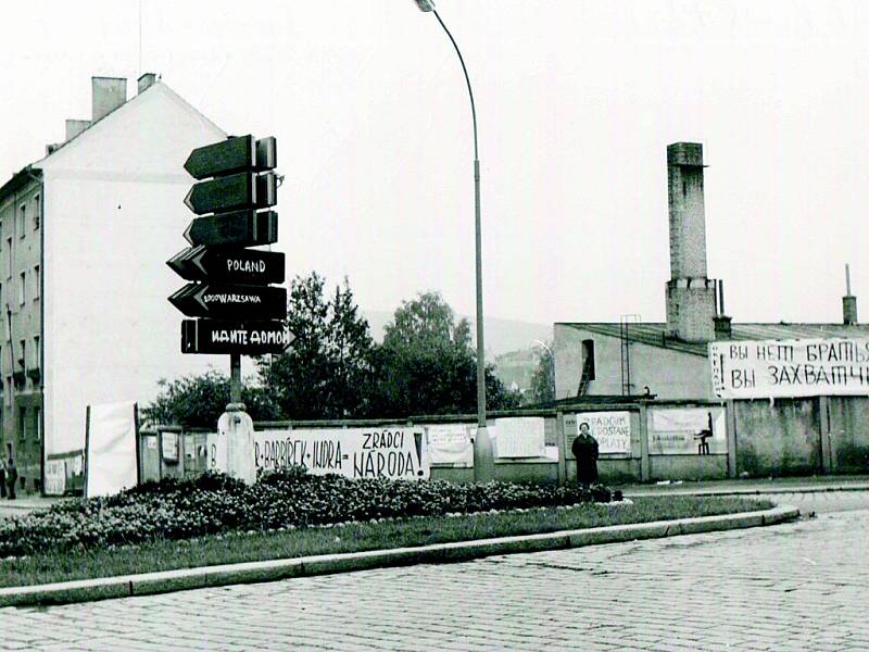 Ulice a náměstí se zaplnily nápisy, v nichž obyvatelé vyjadřovali své názory na vpád vojsk. Snímek je z křižovatky Dvořákovy a Pražské ulice v Písku.