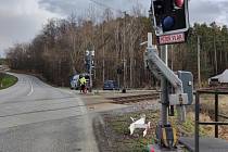 Poškozené signalizační zařízení a závora na přejezdu u Štilce.