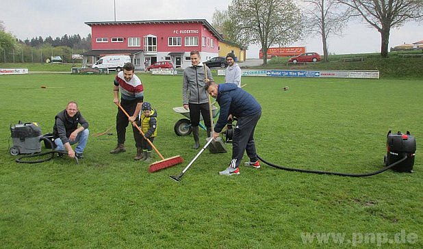 Odsáli 1500 litrů vody z hřiště.