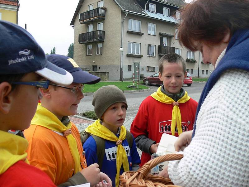 Členové skautského oddílu Kometa z Horní Stropnice uspořádali včera tradiční sbírku na postavení školy v Africe.