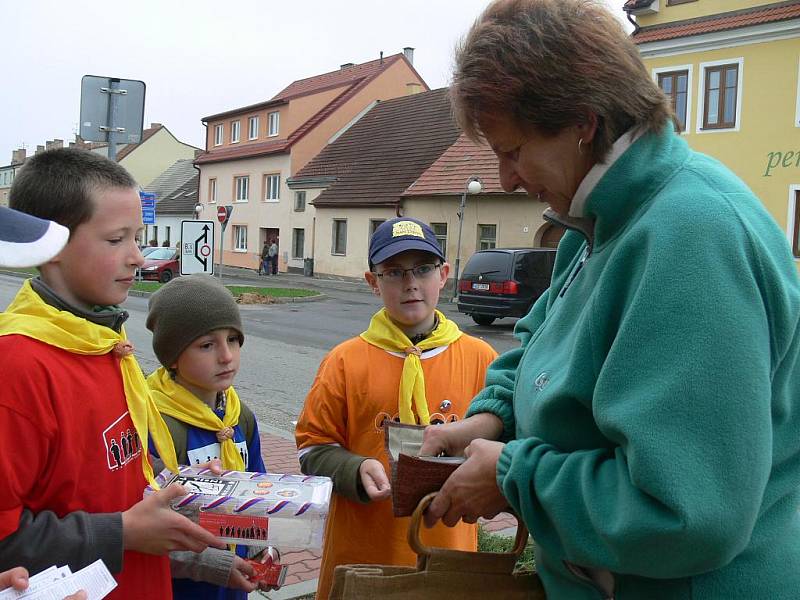 Členové skautského oddílu Kometa z Horní Stropnice uspořádali včera tradiční sbírku na postavení školy v Africe.