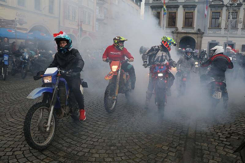 Tradiční setkání motorkářů na českobudějovickém náměstí