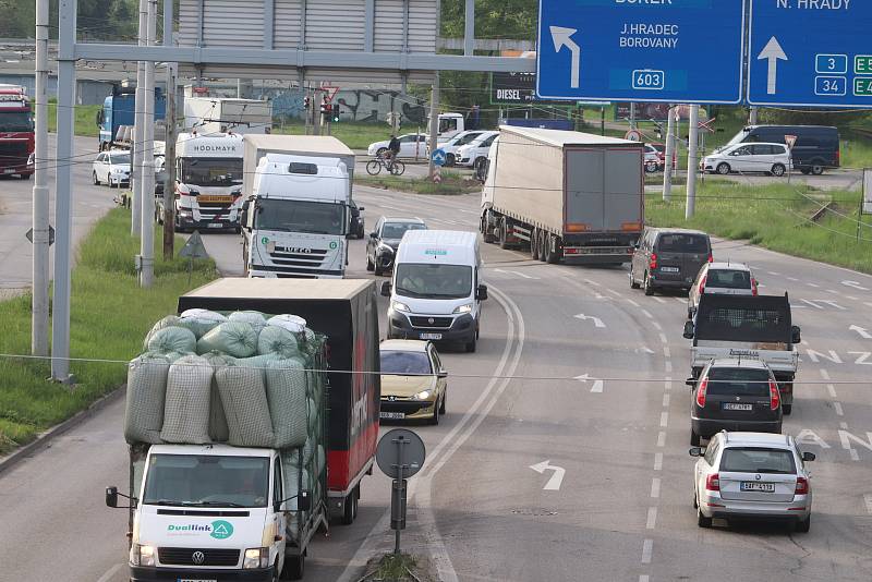 Rekonstrukci ulice Strakonická v Českých Budějovicích doprovázely loni dopravní komplikace.