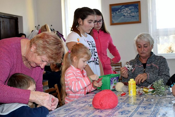 Děti i dospělí vyráběli vánoční ozdoby v sobotu 23. listopadu v Dívčicích na Českobudějovicku.