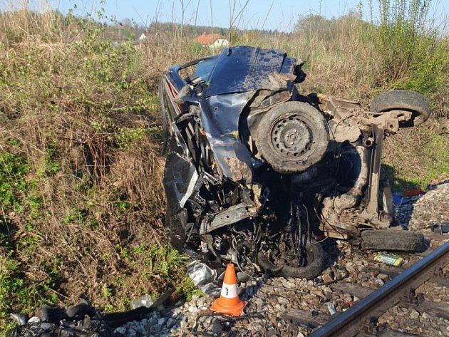 Při srážce s vlakem u Černého Dubu zemřel řidič osobního auta.