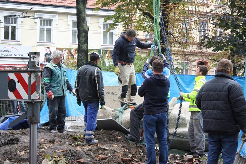 Ve středu do parku Na Sadech přicestovala socha zakladatele města.