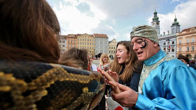 Čtenáři Deníku se fotili na náměstí Přemysla Otakara II. s krajtou.