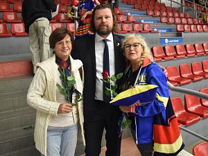 Zápas Motoru s Kadaní byl věnován ženám. Růže od prezidenta klubu Romana Turka dostaly i dlouholeté hokejové fanynky Marie Čápová (vlevo) a Věra Švecová.