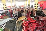 Studentky pomáhaly při zahájení kabelkového veletrhu v Českých Budějovicích v obchodním centru IGY.