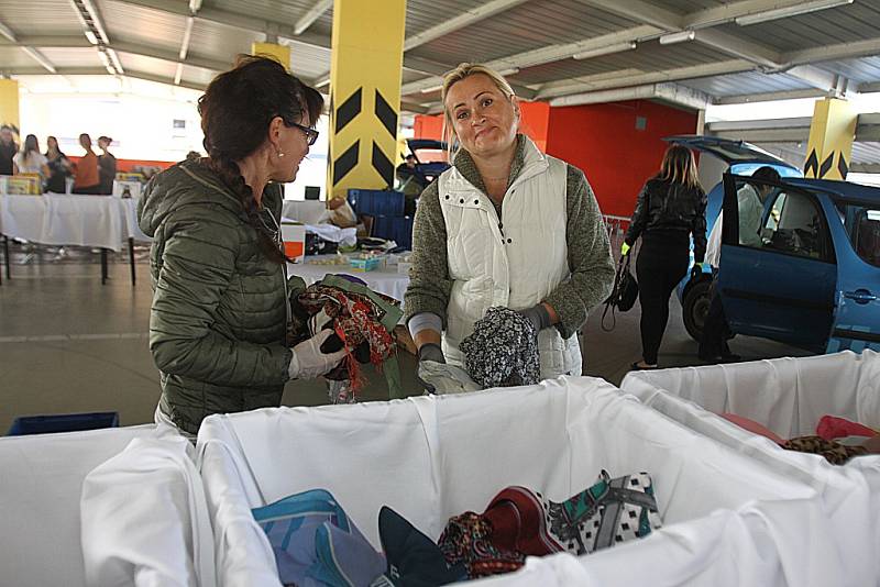 Přípravy třetího ročníku Kabelkového veletrhu vrcholí. V úterý tým Deníku a Městské charity České Budějovice navezl do IGY Centra na pět tisíc kabelek, stovky šátků a dětských knih.