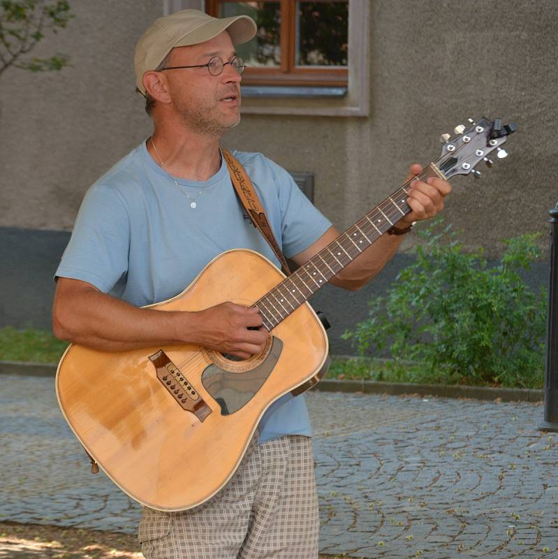 Ve středu hráli v Týně nad Vltavou v ulicích místní muzikanti.