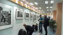 Fotograf Jan Dobrovský byl přítomen po celou dobu natáčení ve štábu Nabarveného ptáčete. Jaké fotografie pořídil, si prohlédnete v kavárně Českého rozhlasu České Budějovice.