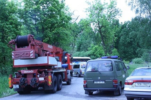 Srážka vlaku s německým autobusem na přejezdu u rybníka Bezdrev.