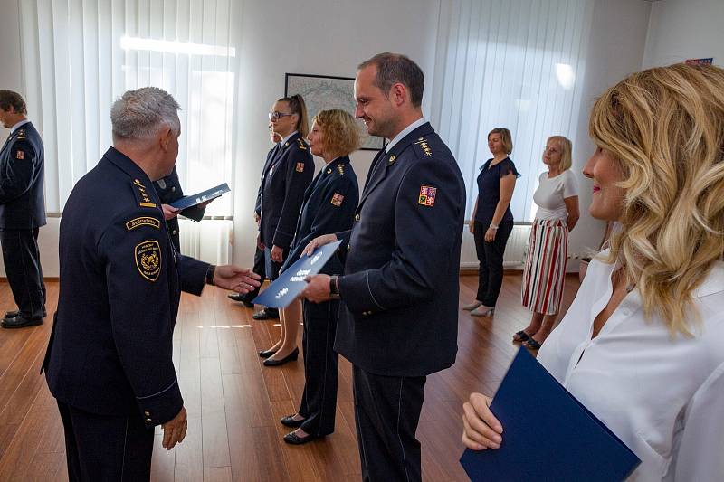 Hasiči převzali z rukou krajského ředitele čestná uznání za práci při pandemii COVID 19.