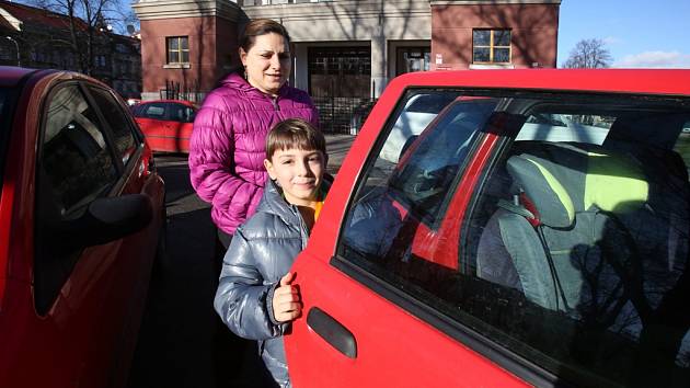 Plné automobilů je po celý den Palackého náměstí v Českých Budějovicích (na snímku). Případné rozšíření parkovacích zón by se týkalo i této lokality v krajském městě.